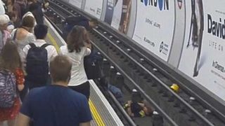 A cazut pe sine chiar &icirc;n momentul &icirc;n care metroul se apropia de statie. In secunda urmatoare s-a intamplat ceva extraordinar