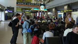 150 de romani blocati pe Aeroportul din Madrid de cel putin 12 ore: Avionul companiei Tarom are defectiuni tehnice