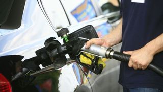 Romanii muncesc de trei ori mai mult decat nemtii pentru un plin de benzina si de zece ori mai mult decat americanii