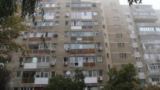 O fetita de doi ani, din Buzau, a cazut de la etajul doi. Micuta s-a aruncat de la 8 metri, intr-un moment de neatentie al mamei