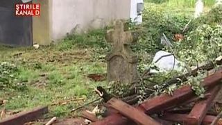 Vijelia a lovit mai multe localitati din tara. In Timis, un cimitir intreg a fost distrus. Imagini infioratoare