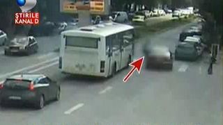 Scene de coşmar, &icirc;n centrul oraşului Vaslui. Un t&acirc;nar de 18 ani a fost spulberat, pe trecerea de pietoni, de un şofer grăbit.