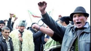 Fermierii protestează la Guvern: "&Icirc;n greva foamei suntem şapte acum şi o să mai vină şi alţi colegi &icirc;n noaptea asta şi m&acirc;ine"