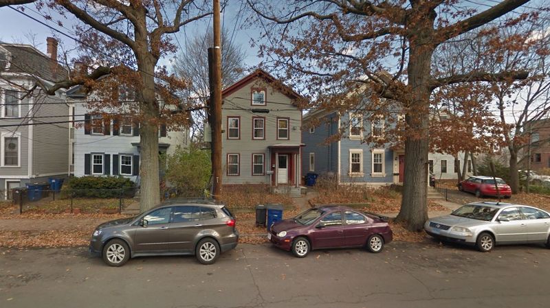 Casa este de lemn si e situata in Connecticut