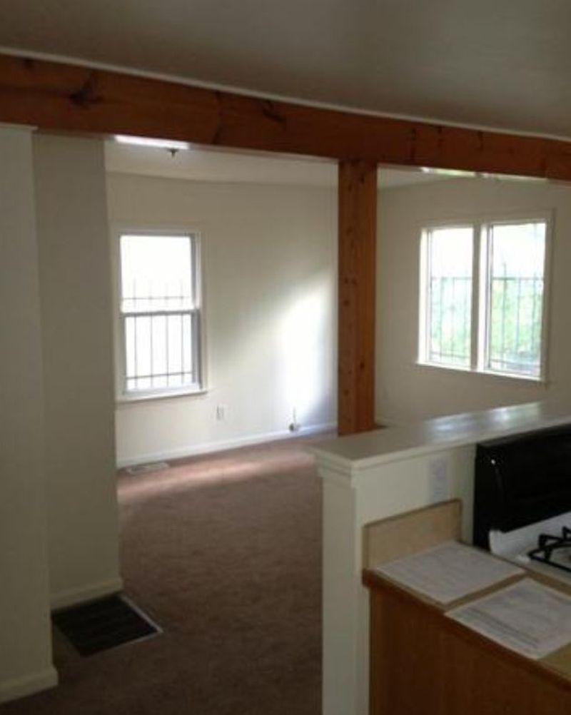 In prezent, casa este inchiriata unei familii de americani