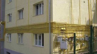 Impletitura de tevi galbene de pe fatada unui bloc din Sinaia a ajuns vedeta pe internet. Ce spune compania de gaze