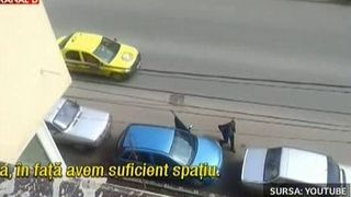 Parcari laterale, demne de Cartea Recordurilor, executate de doua soferite, mai putin pricepute.