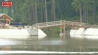 "Satul cu oameni frumoşi", aşa e cunoscuta Sadova bucovineană. Frumuseţea naturii e completată de legende incredibile şi tradiţii neaoş rom&acirc;neşti.