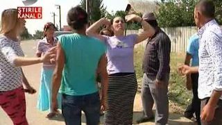 Scandal intr-un sat din Galati dupa ce un barbat a intrat intentionat cu masina in 3 oameni ca sa se razbune! A ucis un om si a lovit grav o gravida