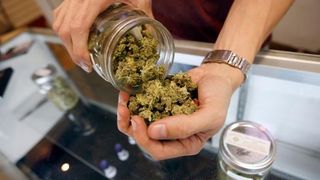 Acuzaţii de trafic şi consum de droguri &icirc;n unităţi militare. Trei angajaţi MApN au fost reţinuţi de DIICOT