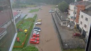 Reşiţa: 19 străzi, şapte case, 14 curţi, patru beciuri şi un pasaj, inundate după o ploaie torenţială