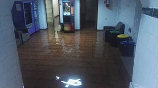 Spitalul CFR din Timisoara a fost inundat dupa o furtuna puternica. Pompierii au intervenit pentru a scoate apa din cladire