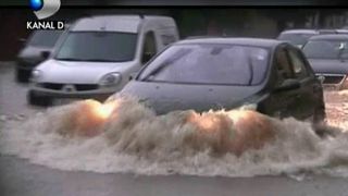E prapad in Timisoara dupa furtuna de aseara. Suvoiale au inundat zeci de case si au blocat masinile intre puhoaiele de pe strazi.