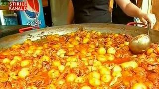 Ceaune cu gulas, tochitura, mici, friptura sunt doar cateva dintre bunatatile cu care sunt asteptati cei care vor participa la Zilele Cetatii Fagaras. Cei mai pofticiosi au gustat deja din preparatele