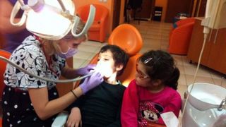 Ea e doctorul copiilor orfani din Slatina. Medicul dentist care trateaza cu bani de acasa sute de copii: "M-am hotarat sa fiu eu cea care ii ajuta"