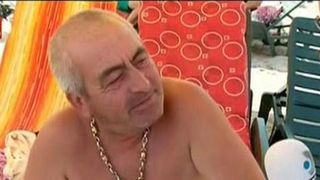 In sudul statiunii Mamaia domnii sunt cei care atrag toate privirile: ies in evidenta cu berea, saorma, palaria de paie si lanturile groase de aur!