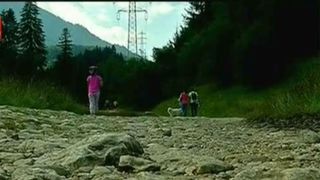 Pare de la sine inteles ca slapii si sandalele n-au ce cauta pe cararile impadurite, insa domnisoarele care vor sa fie in ton cu moda nu tin cont de nimic. Iata cum au aparut la munte