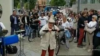 Danseaza ca la 20 de ani, zambeste si se bucura de admiratia a zeci de trecatori!El este cel mai simpatic domn dansator!