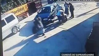 De mana hotilor se prinde mereu ceva, oriunde s-ar afla! O femeie a furat de fata cu mecanicul unei vulcanizari o anvelopa. Intreaga scena a fost surprinsa de camerele de supraveghere din zona!