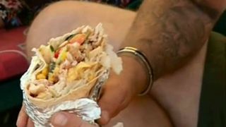 Pranzul preferat al turistilor de la Mamaia: shaorma cu de toate