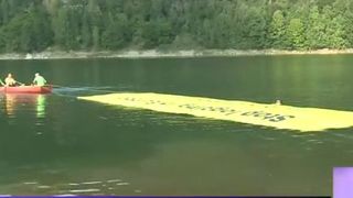 Protest Greenpeace, pe lacul Vidraru. Ecologistii au intins un banner urias pe apa