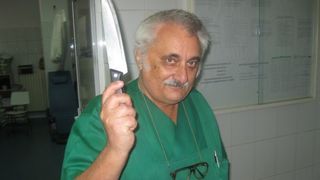 Celebrul medic Nicolae Bacalbasa a ajuns in spital din cauza cainelui sau!