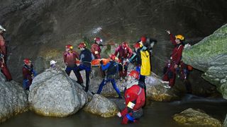 Mai multi turisti au ramas blocati in Pestera Huda lui Papara din judetul Alba. Dupa aproape 5 ore, a fost scoasa prima persoana
