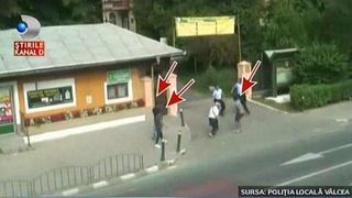 Jaf cu final neasteptat pentru hoti. Un batranel a fost inconjurat de cativa tineri care au incercat sa ii fure banii. Ce s-a intamplat cu infractorii