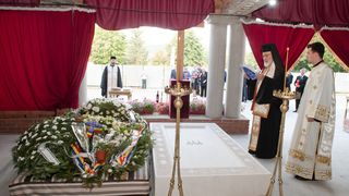 Detaliul de la cripta reginei Ana! Toti cei care au vazut mormantul s-au intrebat ce se afla sub coroanele de flori