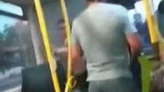 Un autobuz din Suceava s-a transformat in ring de box pentru doi calatori. Motivul e incredibil