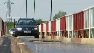 Cateva poduri din judetul Prahova par facute doar de decor. Abia daca reusesc masinile sa le traverseze. Localnicii se plang ca salvatorii n-au cum sa ajunga la ei daca se intampla vreo tragedie