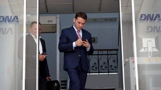 Cercetat pentru coruptie, Dan Sova si-a trecut in declaratia de avere si faptul ca si-a facut praf masina de lux la 10 zile dupa ce a cumparat-o! Senatorul a platit 188000 de lei pe bolid