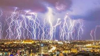 Natura s-a dezlantuit ieri seara in Capitala. Fulgerele au brăzdat cerul, iar tunetele au cutremurat pământul