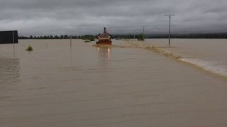 Romania si infrastructura, o relatie imposibila. Trafic RESTRICTIONAT pe cel mai circulat drum intre Focsani si Ramnicu Sarat, din cauza inundatiilor