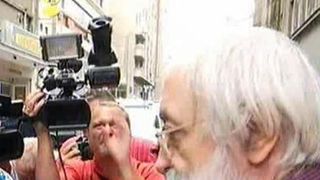 Gregorian Bivolaru a fost audiat la Politia Capitalei privind fuga sa din tara. La vederea camerelor de filmat, liderul MISA a avut o reactie cel puţin ciudată