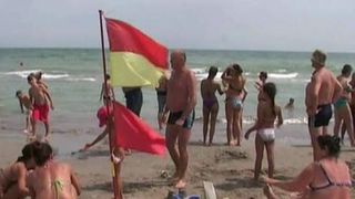 Tragediile se tin lant pe litoral, insa turistii nu tin cont de avertizarile salvamarilor. Ba chiar ii batjocoresc: "Valurile sunt doar in mintea salvamarului. Stau si fluiera pe aici toata ziua"