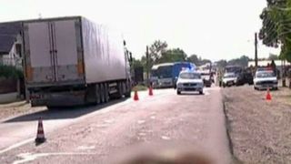 Dimineata neagra pe o sosea din Neamt! Un motociclist a spulberat o femeie care traversa strada. Oamenii spun ca locul ar fi blestemat