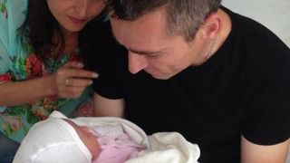 Doi parinti se lupta de mai bine de 2 ani cu statul roman ca sa fie recunoscuti parintii naturali ai copilului lor, dupa ce au apelat la o mama-surogat