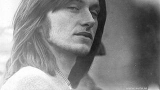 Crin Antonescu a crescut in Tulcea intr-o curte impreuna cu 12 familii! Fostul presedinte interimar al Romaniei a locuit aici pana la 18 ani, cand casa a fost daramata! Strada e acum in reparatii