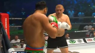 Imagini incredibile surprinse la finalul luptei de la Groznii, pierdute de Morosanu in fata lui Samedov! Presedintele Ceceniei, razboinicul Kadirov, intra in ring in trening si-l imbratiseaza pe azer!