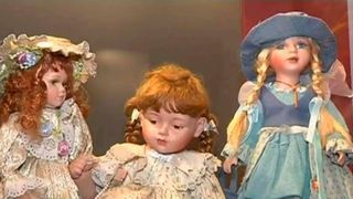 Povestea colectionarului de papusi de portelan. Are peste 500 de exponate. Fascinant e cum si-a inceput pasiunea