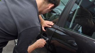 Vaslui: Patru copii de 12 şi 13 ani, cercetaţi penal după ce au furat o maşină pe care au condus-o p&acirc;nă băiatul de la volan a scăpat-o de sub control