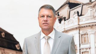 Klaus Iohannis a fost fotografiat pe un aeroport din Insulele Baleare, desi spusese ca merge in vacanta la parinti in Germania. Cum a fost surprins presedintele