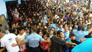 La un pas de o noua nenorocire. Zeci de copii au lesinat la Romexpo. Aproape 2000 de tineri au fost inghesuiti intr-o sala cu o capacitate de 500 de locuri