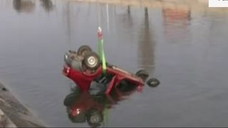 O masina a plonjat in raul Dambovita, la iesirea din Bucuresti catre Glina