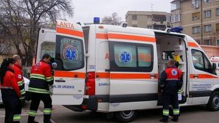 Trei fete şi bunica lor, rănite după ce două maşini s-au ciocnit la ieşirea din B&acirc;rlad