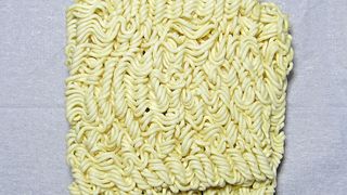 Cata sare contine un pachet de taitei la plic. Cantitatea este mai mare decat in opt pungi de chipsuri sarate!