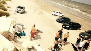 Plaja salbatica de la Corbu, invadata de gratare. Tinerii care au "batjocorit" locul, revoltati pe net: "Mincinosilor! Puneti cumva bani la amenda cu mine"