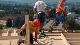 Guvernul vrea sa dea cate 50.000 de euro pentru fiecare roman plecat in strainatate si care se intoarce in tara sa faca afaceri