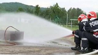 Tinerii pregatiti la scoala de pompieri de langa Ploiesti trec prin antrenamente draconice: interventii in in tuneluri inguste, la aproape 2.000 de grade celsius